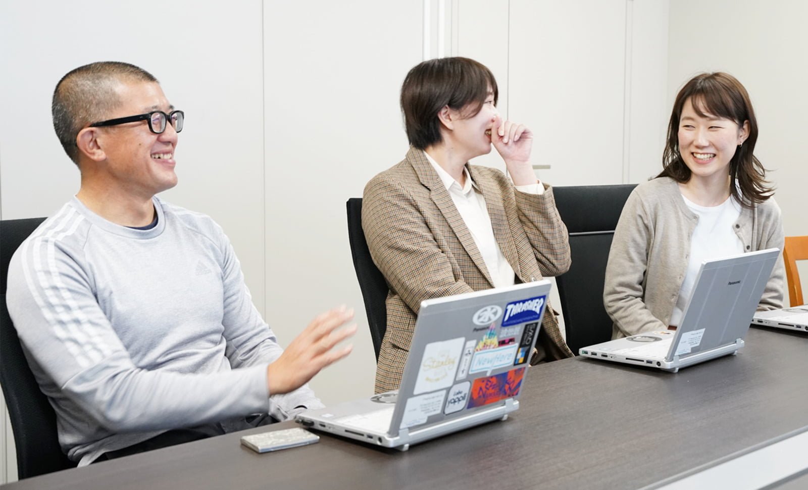 担当者3人が笑っている